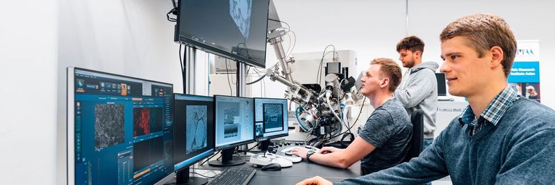 Ein Team des Instituts für Materialforschung (IMFAA) an der Hochschule Aalen systematisiert mithilfe von Machine Learning-Methoden den Umgang mit Werkstoff- und Prozessdaten, um neue Erkenntnisse in der Batterieforschung zu beschleunigen.(Bild:  Jan Walford)