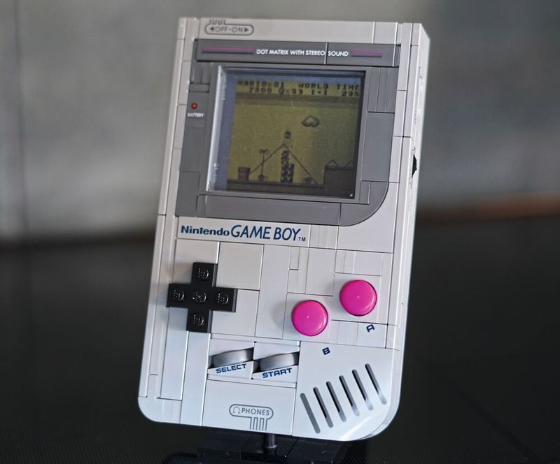 Hommage: Lego brachte 2025 das Set 72046 heraus, welches die Game-Boy-Experience in 421 Teilen zurückbringen soll. Inzwischen gibt es Mods, die das Modell sogar spielbar machen.(Bild:  Michael Richter)