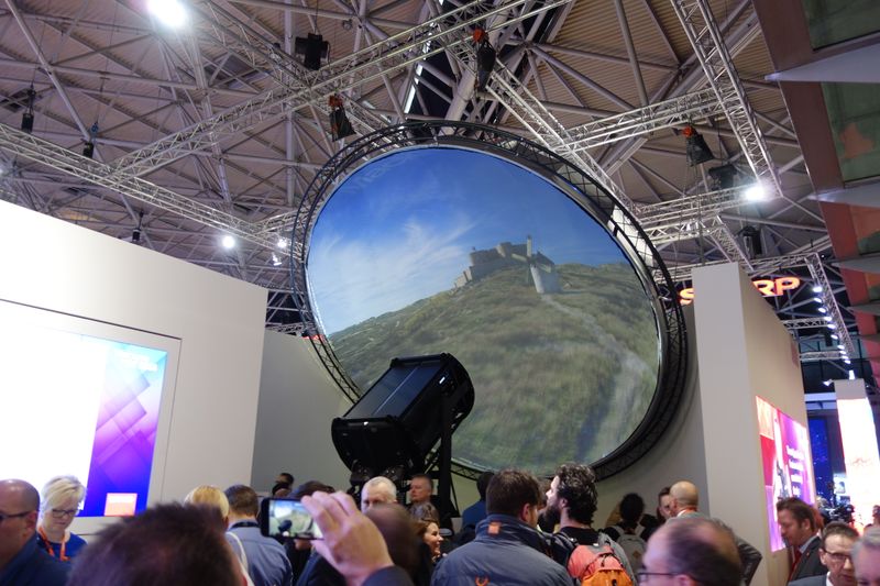 Barco setzt dieses Jahr wieder auf seine Kugelprojektion. (Bild: IT-BUSINESS)