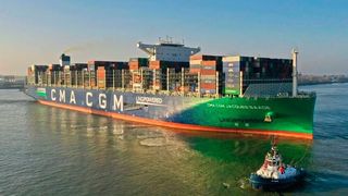 Das LNG-getriebene Containerschiff CMA CGM Jacques Saade ist ein Pionier in Sachen Luftqualität und Energieverbrauch und ein wichtiger Schritt in Richtung der für 2050 angestrebten Klimaneutralität von CMA CGM. (CMA CGN)