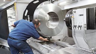 Durch die CFK-Leichtbauweise ist das Messen ohne Hilfe möglich. Mit der erweiterten Messspanne von 10 mm kann auch zwischen den Spänen ohne neue Kalibrierung gemessen werden.  (Bild: Hoven)