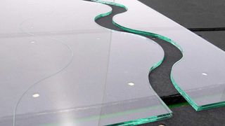 Modellschnitt: Ein neues Verfahren ermöglicht es, Sicherheitsglas in beliebigen Formen zu trennen. (Bild: Fraunhofer IWM)