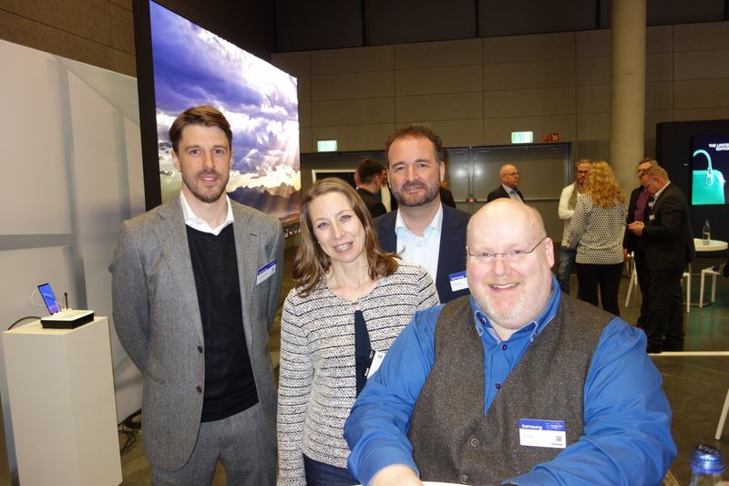 Heike Maier, Ingram Micro, mit den dynamischen Samsung Jungs Christian Schirduan, Anton Jakob und Jens Wege. (Bild: IT-BUSINESS)