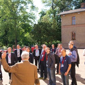 Bei herrlichem Wetter begann der Ferrari electronic Partnertag mit einer Führung durch das historische Krongut Bornstedt-Potsdam.