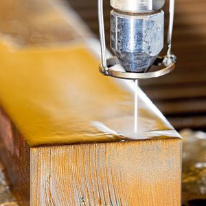 Das weltweit patentierte Schleusenverfahren der Abrasivmittel-Zumisch­einheit Consus (Continuous Suspension) ermöglicht heute die kontinuierliche Zufuhr des Abrasivs in den Druckbehälter und somit unterbrechungsfreies Schneiden. (Bild:  Consus-ANT)