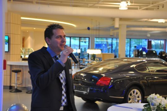 Bei der offiziellen Eröffnung dankte Vertriebsleiter Uwe Schnackenberg allen Mitarbeitern und Partnern vom Autohus. (Foto: Richter)