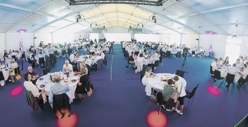 Les festivités célébrant les 50 ans de l'entreprise ont réuni le vendredi soir près de 200 personnes. (Source : Matthias Böhm)