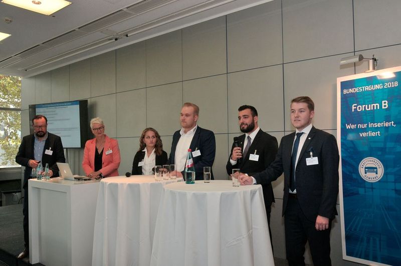 Im Forum B drehte sich alles um den Nachwuchs. „Wer nur inseriert, verliert“ – so die Headline des Forums. Wenn der Nachwuchs nur noch digital unterwegs ist, muss auch das Ausbildungsmarketing der Kfz-Betriebe über die Social-Media-Kanäle Facebook, Instagram, YouTube und Co. erfolgen.  (Bild: Zietz/»kfz-betrieb«)