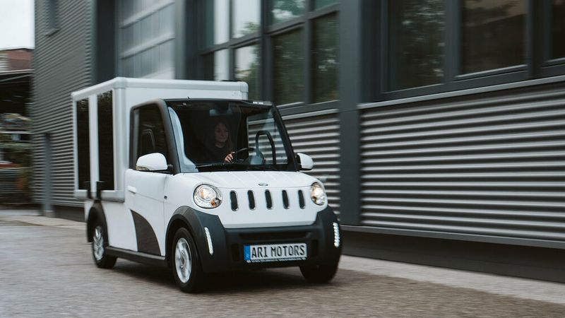Der Ari 458 mit Kofferaufbau kann dank integrierter Solarmodule mindestens 20 Kilometer am Tag elektrisch fahren, ohne an die Steckdose zu müssen.(Bild:  Ari Motors)