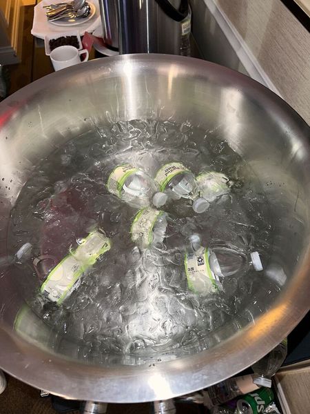 Überall diese eisgekühlten Getränke, wenn es wenigstens Bier oder so wäre...! (Bild: Vogel IT-Medien)
