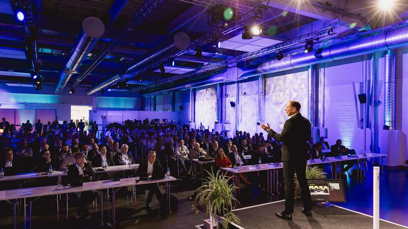 Die Gäste hörten gespannt zu. (Stefan Bausewein)