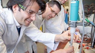 Alaa Oughli, Darren Buesen, Nicolas Plumeré (von links) wollen Biokatalysatoren langlebiger machen. (RUB, Marquard)