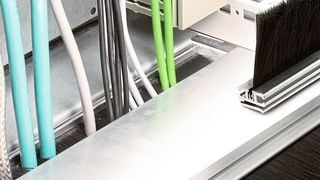 Die Schaltschrankbodeneinführung eignet sich für Blechstärken 1,5 mm bis 2 mm oder 2,5 mm bis 3 mm. (Icotek)