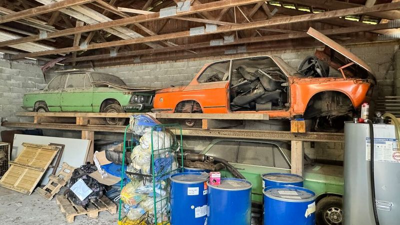 Der Vorgänger des ersten 3er-BMW, der sogenannte „02“, wurde zwischen April 1966 und Juli 1977 hergestellt. Er war der kleiner Bruder der „Neuen Klasse“, dem Vorläufer des ersten 5er und war für die Bayerischen Motorenwerke ein großer Erfolg. Er trug maßgeblich zur Schaffung des Image als Hersteller sportlicher Fahrzeuge bei. Spitzenmodell war der 2002 Turbo mit 170 PS (125 kW). Er war das erste, noch vor dem Porsche 911 Turbo, in Serie hergestellte deutsche Auto mit Abgasturbolader. Gute Exemplare werden heute zu sechstelligen Euro-Summen gehandelt. (Bild: Schreiner – VCG)