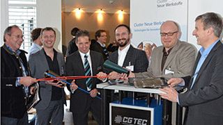 Teilnehmer des Clustertreffs prüften die Zugfestigkeit basaltfaserverstärkter Stäbe. (Bild: Bayern innovativ)