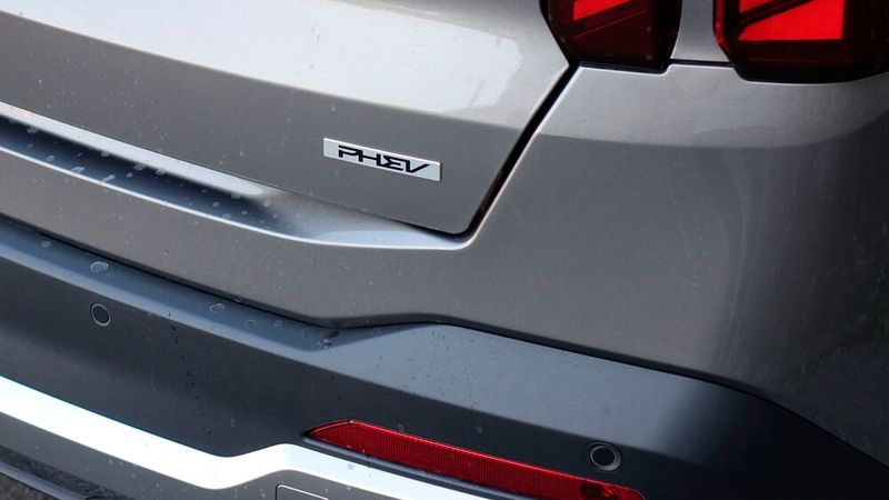 Der Testwagen war mit einem Plug-in-Hybridantrieb ausgestattet. Die Systemleistung beträgt 185 kW/ 252 PS. Dazu trägt der E-Motor maximal 67 kW/91 PS bei. (Bild: Rosenow – VCG)