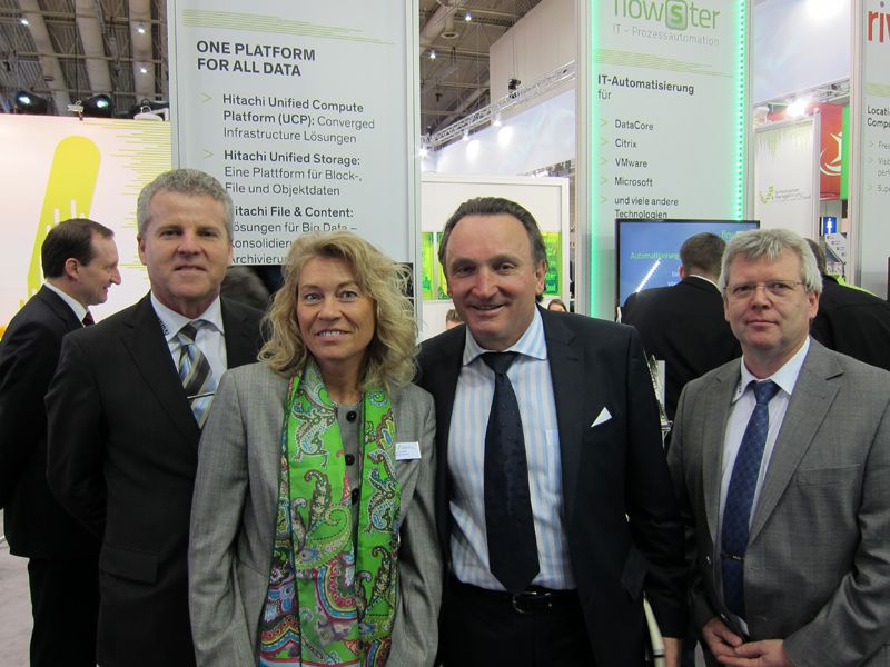 (v. l.) Herbert Varga und Claudia Ketzer, Arrow ECS, mit Xheme Osmanaj, Hitachi Data Systems, und Lutz Decker, Arrow ECS (Bild: IT-BUSINESS)