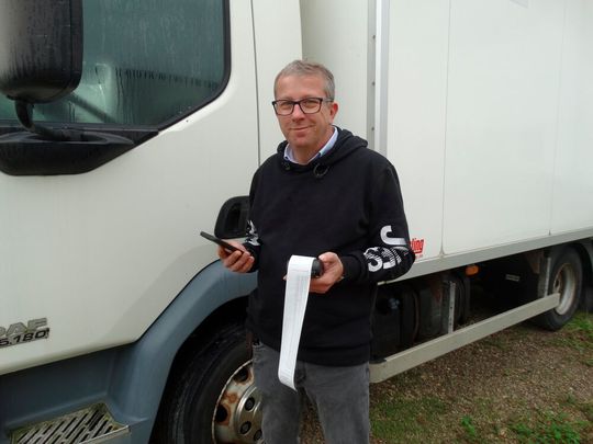 Fahrer können den Nachweis einer geschlossenen Kühlkette per Smartphone-App in der vom Kunden bevorzugten Form übergeben: in Papierform aus dem Thermodrucker oder als PDF per E-Mail.(Bild:  Idem Telematics)