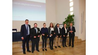 Dr. Klaus Schäfer, der Vorsitzende der Dechema und Prof. Dr. Kurt Wagemann, Geschäftsführer der Dechema, mit den Preisträgern der Dechema-Studentenpreise 2019 (DECHEMA)