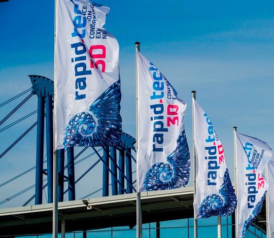 Für gut ein Jahr ausgeflattert haben die Fahnen, die darauf hinweisen, dass in Erfurt wieder die 3D-Druck-Messe Rapid.tech 3D stattindet. Hier berichtet der Veranstalter über die jüngst zu Ende gegangene Ausgabe für dieses Jahr ...(Bild:  Messe Erfurt)