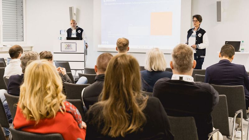 Benjamin Krause und Andrea Hanse von Kroschke erklärten in einem Praxisworkshop, wie Autohäuser die digitale Fahrzeugzulassung für sich und ihre Kundschaft vereinfachen können. (Stefan Bausewein)