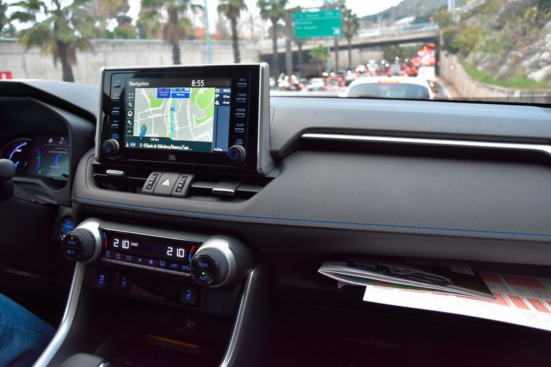 Im Cockpit dominiert ein hoch angebrachtes und damit gut im Blick des Fahrers liegendes Acht-Zoll-Multimediadisplay. (Simon / »kfz-betrieb«)