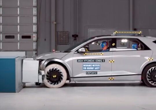 Noch kommt`s teuer! „Kracht“ es mit einem Elektroauto, dann kostet das deutlich mehr als wenn der Verbrenner einen Unfall hat. Hier eine Einschätzung vom Gesamtverband der Deutschen Versicherungswirtschaft (GDV) ...(Bild:  ADAC)