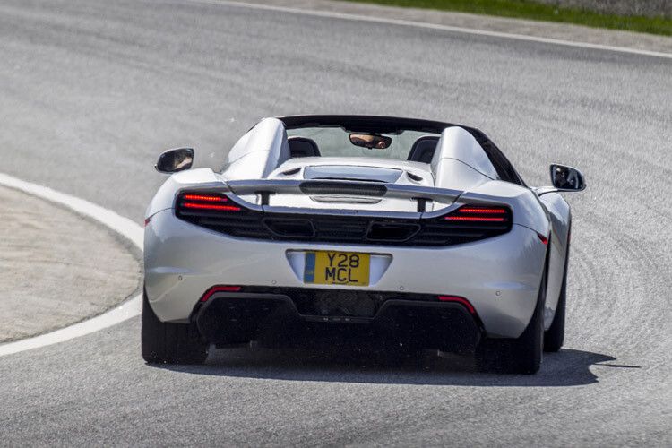 Die Drehzahlen schnellen bis weit in die 8.000er, in 3,1 Sekunden ist Tempo 100 erreicht. (Foto: McLaren)