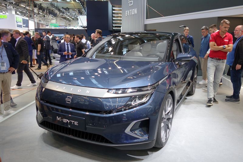 Zusätzlich gibt es eine allradgetriebene, 300 kW/408 PS starke Topversion mit einer 95 kWh-Batterie. Diese Variante soll bis zu 465 Kilometer weit kommen. (Bild: Wehner/»kfz-betrieb«)