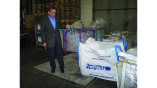 Jürgen Schäfer demonstriert das Prinzip des Recycling-Big-Bags. Eingehängt in herkömmliche Gitterpaletten vereinfachen sie den Transport von Stanzabfällen. (Archiv: Vogel Business Media)