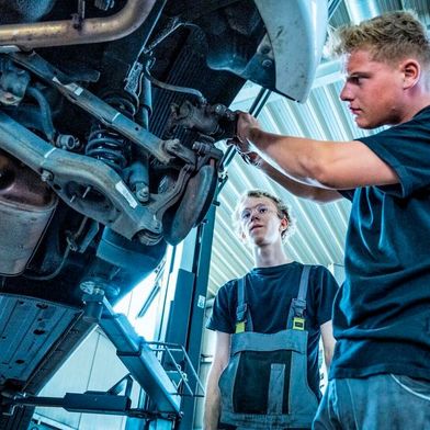 Die Fachwerkstatt sollte über die Art der Reparatur entscheiden, auch ob gebrauchte oder neue Ersatzteile dabei verwendet werden sollen, nicht die Versicherung. ZDK und ZKF wehren sich gemeinsam gegen aktuelle Trends.  (Bild: ZDK)