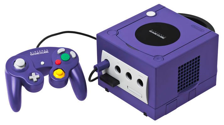 Auf der Heimkonsolenseite setzte Nintendo mit dem am 14. September 2001 eingeführten GameCube nun auch auf optische Datenträger. Um Softwarepiraterie vorzubeugen, verwendete die Konsole allerdings ein proprietäres, miniDVD-ähnliches Format mit bis zu 1,35 GByte Speicherkapazität. Als CPU diente ein IBM PowerPC 750CXe „Gekko“ mit 485 MHz, die GPU namens „Gekko“ war eine Spezialanfertigung von ATI mit einer Taktrate von 162 MHz. Inzwischen war neben Sega und Sony mit Microsoft und seiner Xbox ein weiterer starker Konkurrent im Heimkonsolenmarkt erwachsen, was es der GameCube schwer machte, sich ähnlich erfolgreich wie seine Vorgänger zu platzieren. Auch wenn Nintendo  schätzungsweise 21,5 Millionen Geräte verkaufte, konnte sich die Konsole nur hinter der erfolgreicheren Playstation 2 und der Microsoft Xbox auf dem dritten Rang weltweit platzieren; Sega schied zu diesem Zeitpunk aus dem Konsolenmarkt aus. (Bild: gemeinfrei)