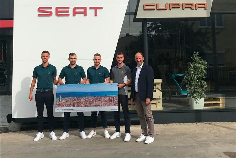 In der neuen Immobilie will das Seat-Team spanisches Lebensgefühl erlebbar machen, für die das Foto von Barcelonas Altstadt symbolisch steht. (Bierschneider)