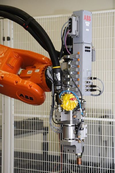 Die Robotersteuerung IRC5 kontrolliert sämtliche Funktionen des komplexen Kleberauftragsystems und vereinfacht so das Programmieren der gesamten Applikation. (Archiv: Vogel Business Media)
