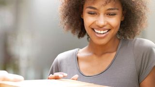 Eine aktuelle PwC-Studie besagt, dass sich 50 % aller Arbeitnehmer die Lieferung privater Pakete ins Büro wünschen. (iStockphoto/PeopleImages Photo: 44866930)