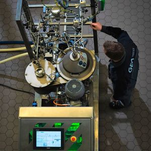 GEA ist mit dem Pathfinder-Separator bei Schneider Electric in Hannover mit dabei. Er wird als einfach bedienbare Zentrifuge mit wenig Platzbedarf beschrieben. Die Ergebnisse mit ihm könnten propblemlos skaliert werden.(Bild:  GEA)