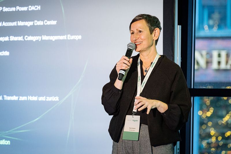Channel-Chefin Karin Hernik begrüßt die Gäste mit einem herzlichen Moin in Hamburg. (Bild: Schneider Electric)