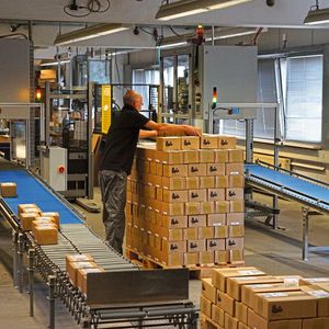 Das Warehouse-Execution-System „ZetesMedea“ kann die Auftrags- und Bestandsdaten mit dem ERP-System in Echtzeit austauschen und sämtliche Prozesse zwischen Wareneingang und Versand steuern.(Bild:  Zetes)