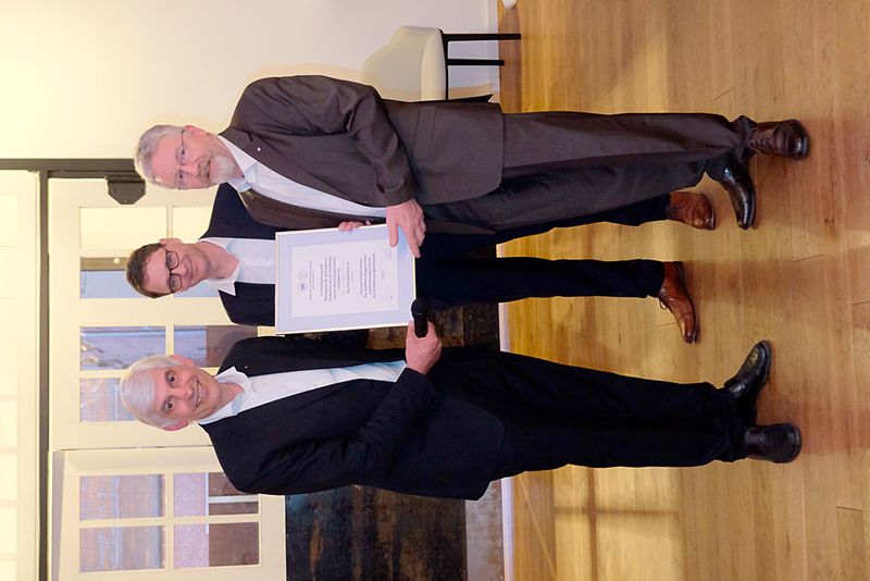 Ausgezeichnet mit der silbernen Ehrennadel des Kfz-Gewerbes Hessen: (v.li.) Michael  Kraft (Vizepräsident), Joachim Kuhn (Geschäftsführer) und Joachim Beranek.  (Bild: Zietz)