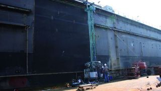 Das Trägersystem mit dem Applikator des Fraunhofer-IFAM im Trockendock der Emder Werft und Dockbetriebe GmbH.  (Bild: Fraunhofer-IFAM)