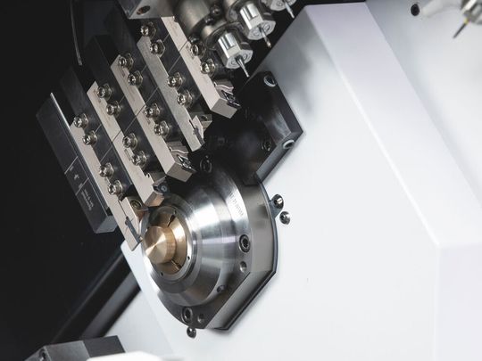 Bekanntlich leben wir in Zeiten des immer gravierender werdenden Fachkräftemangels. Der betrifft auch die Zerspaner. Arno Werkzeuge empfiehlt deshalb, auf die Komplettbearbeitung zu setzen und hat dafür die richtigen Zerspanungssysteme für das Drehen im Portfolio.(Bild:  Arno Werkzeuge)