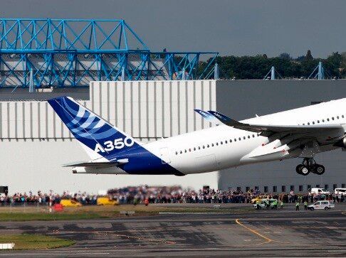 Bei Airbus hapert es weiterhin in der Lieferkette. Das bekommt vor allem die australische Fluggesellschaft Qantas zu spüren, die auf ein Dutzend modifizierte A350-Flugzeuge jetzt wohl noch länger warten muss ...(Bild:  Airbus)