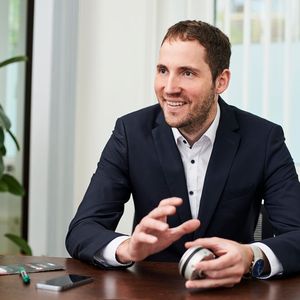 CEO Ákos Dömötör möchte mit Optoforce den Tastsinn in die Robotik bringen.