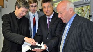 Ein neues Recyclingverfahren für Gummi auf Kautschukbasis im Blick (v.l.): Prof. Dr. May-Britt Kallenrode und Prof. Dr. Uwe Beginn (beide Universität Osnabrück), DBU-Generalsekretär Dr.-Ing. E. h. Fritz Brickwedde und Siegfried Meyer, Geschäftsführer der Firma M.D.S. Meyer (Bakum).  (Bild: Elena Scholz/Universität Osnabrück)