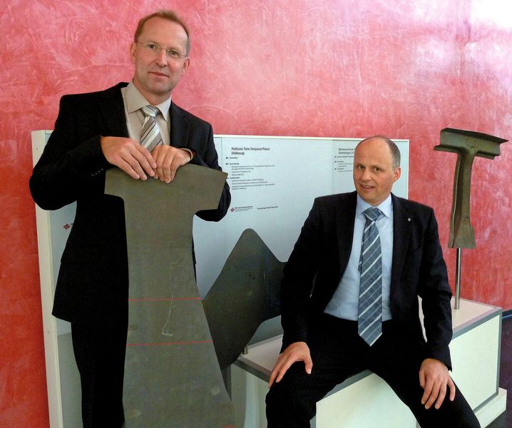 Neuen Benchmark für die Warmumformung gesetzt: Norbert Fenger (l.), Senior Manager Hot Forming bei der Thyssen-Krupp System Engineering GmbH, und Thomas Finkler, Business Development Manager Warmumformung, ebenfalls bei Thyssen-Krupp System Engineering in Wadern-Lockweiler. (Bild: Kuhn)