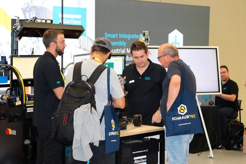 Ob Azubi oder Firmenchef – das Publikum auf der Schraubtec ist breit gefächert. (Bild: Alexander Stark)