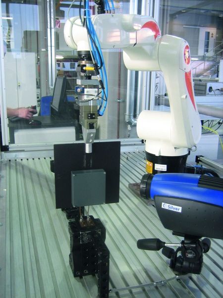 Prüfung im Materialinneren
Robotergeführte Induktions-Thermographie
Mit Hilfe der Wärmefluss-Thermographie können Risse und andere verborgene Fehler in Bauteilen in kurzer Prüfzeit nachgewiesen werden. Durch die Integration eines Roboters in den Prüfablauf können nun auch kompliziert geformte Objekte, z. B. aus dem Automobil- oder Zulieferbereich, vollständig aufgenommen und auf Fehlstellen geprüft werden. Dadurch werden automatisierte Prüfungen bis hin zur Serienprüfung von Massenteilen möglich. 
Aussteller: Fraunhofer IZFP, Saarbrücken (Fraunhofer IZFP) (Archiv: Vogel Business Media)