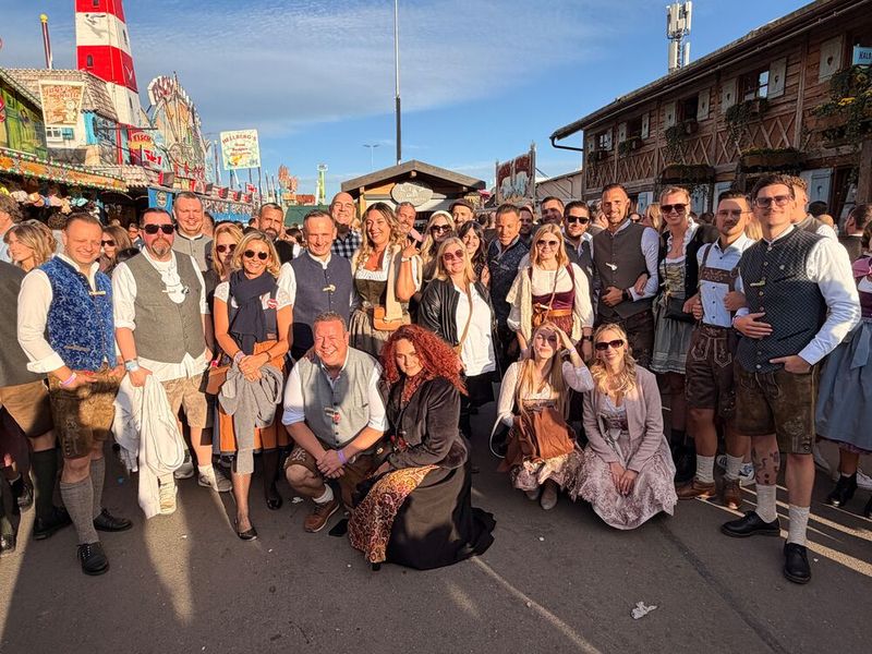 Das GSD Team feiert am freaky Friday mit seinen Partnern. (Bild: Vogel IT-Medien)