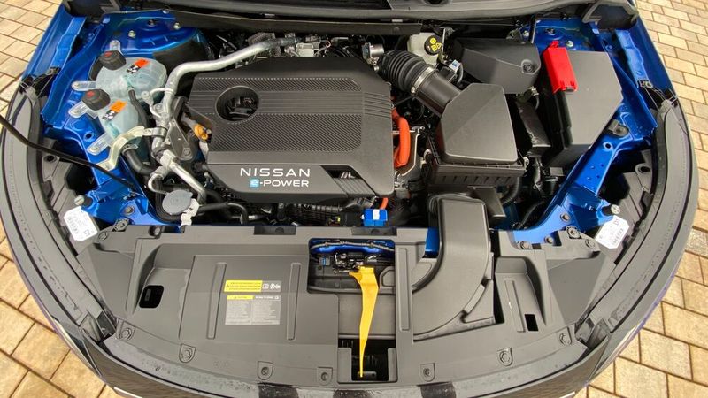 Der Verbrauch ist dafür die starke Seite des seriellen Hybrids im Nissan Qashqai. Bei durchaus nicht langsamer Autobahnfahrt pegelte er sich bei 5,5 Litern ein. Zudem fährt sich der Qashqai dank des direkten elektrischen Radantriebs überaus harmonisch, und der neu konstruierte Dreizylinder-Ottomotor arbeitet in den meisten Fahrsituationen sehr leise. Nur die Fahrleistungen wirken gefühlt nicht so dynamisch wie die Zahlenwerte versprechen (7,6 Sekunden von 0 auf 100). Hybridtypisch schwächelt der Nissan auch bei Höchstgeschwindigkeit (170 km/h) und Anhängelast (maximal 750 Kilogramm gebremst). (Bild: Rosenow – VCG)