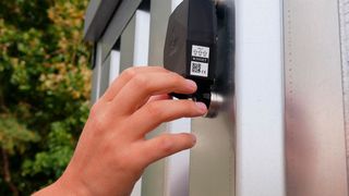 Tracker-Installation: der robuste Low-Power-Tracker „Track 1100“ mit langer Laufzeit mit NB-IoT-Konnektivität und garantierter Datenwiederherstellung. (Bild: Sensolus)